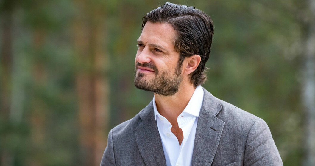 Carl Philip i grå kavaj och vit skjorta