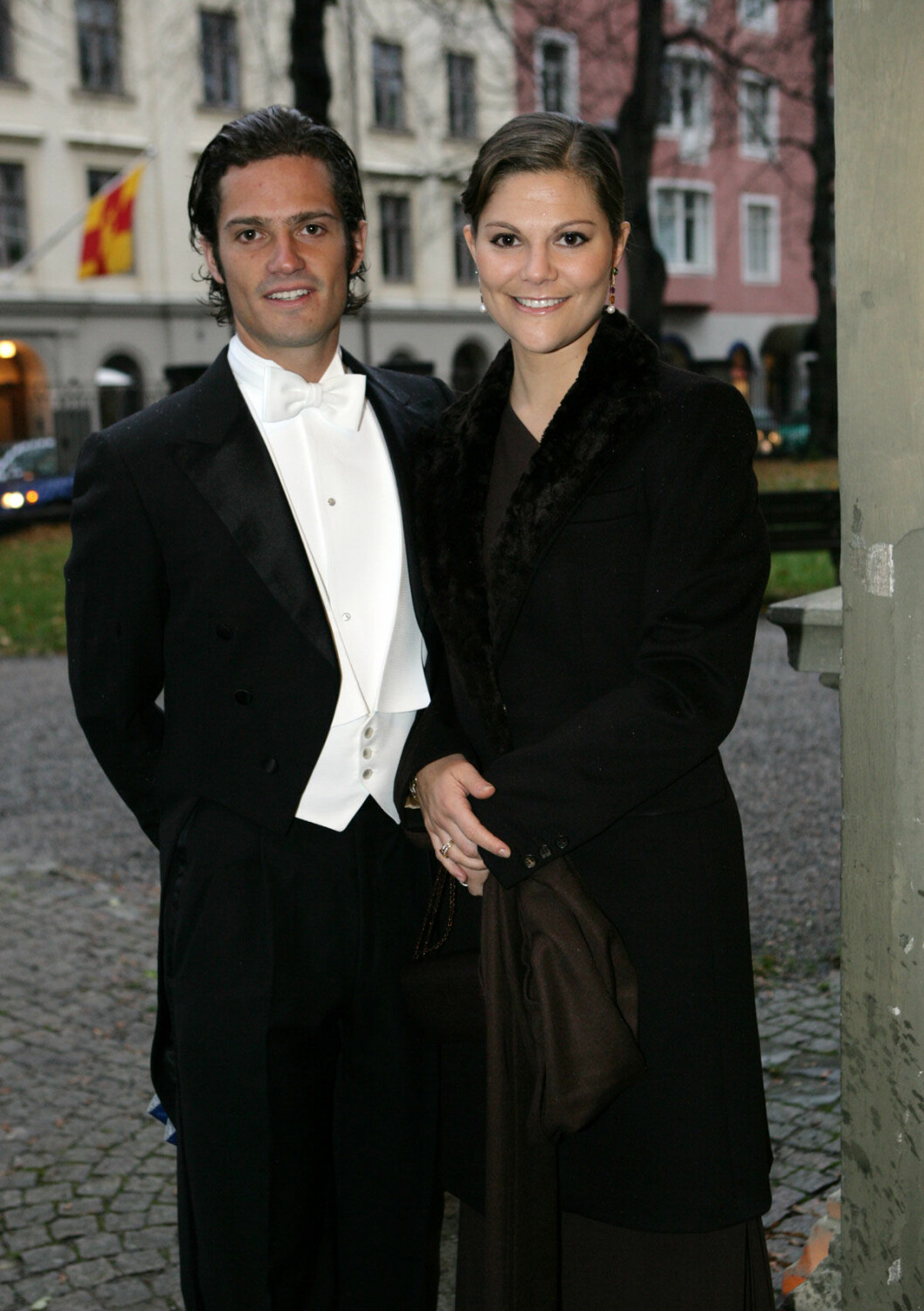Syskonen Victoria och Carl Philip, han med solbränna från exotiska Sumatra. Kronprinsessan Victoria och prins Carl Philip