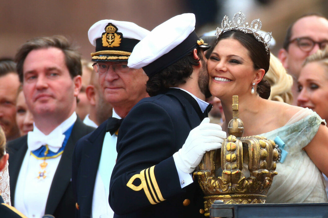Victoria lyckönskar. Till vänster kungen och Chris. Kronprinsessan Victoria lyckönskar prins Carl Philip efter vigseln i Slottskyrkan.