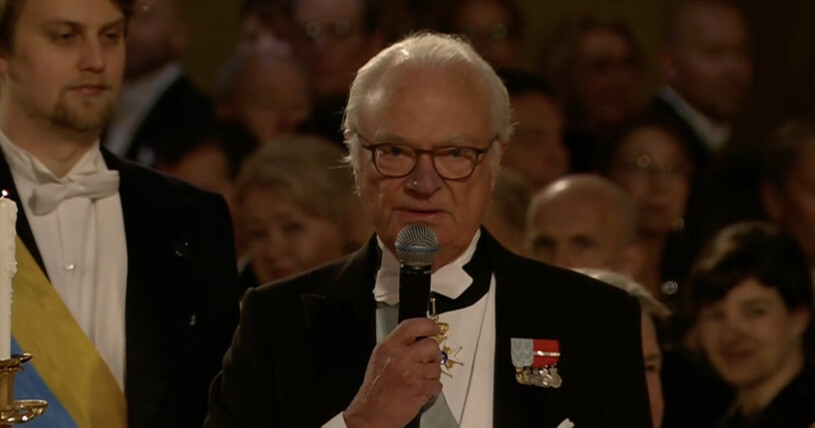 Kung Carl Gustaf på Nobelfesten väcker frågor. På sociala medier påpekar flera att han låter sjuk. Kung Carl Gustaf på Nobelfesten