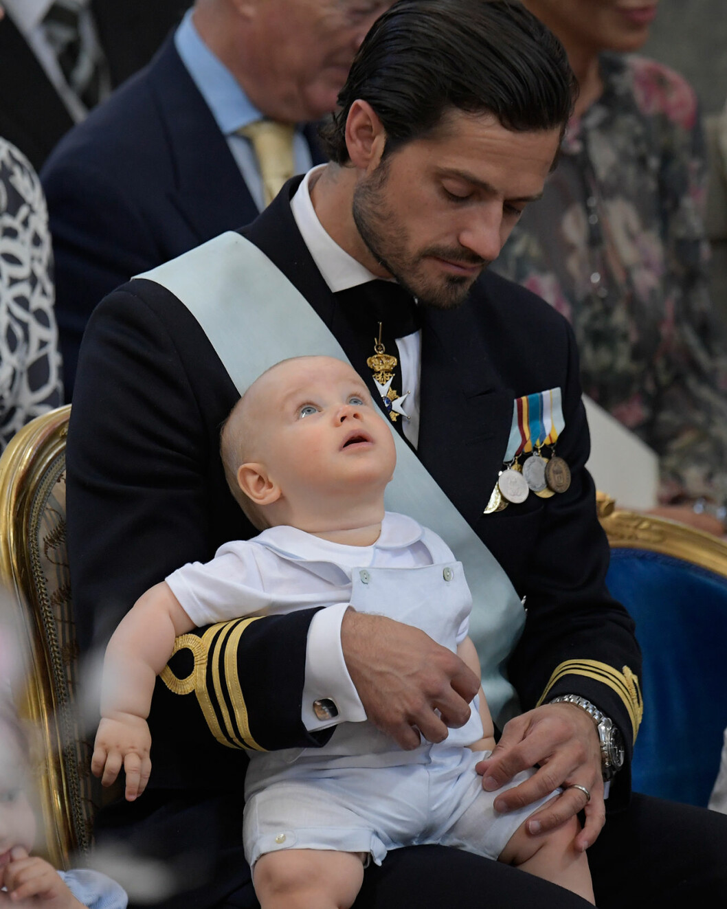Prins Gabriel trivs bäst i pappa Carl Philips famn. prins carl philip prins gabriel
