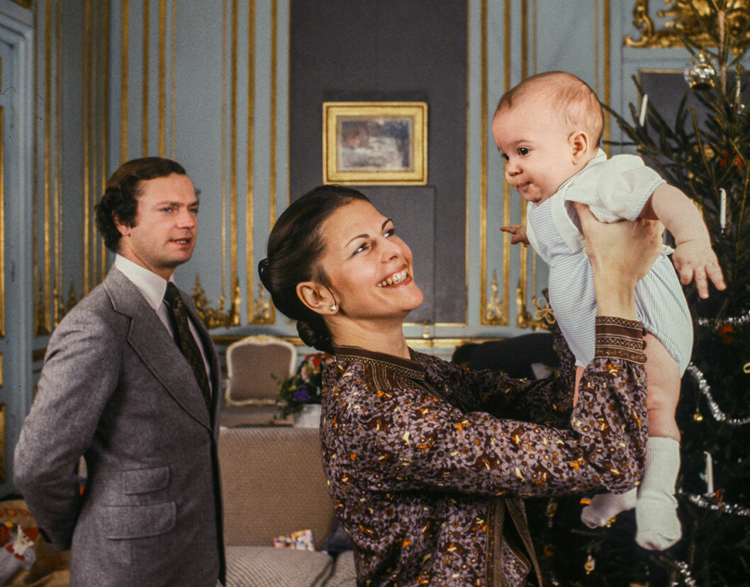 Kungaparet var och är två kärleksfulla föräldrar men det var en annan tid när de hade småbarn. Victoria, Carl Philip och Madeleine var sällan med under kungliga uppdrag. I dag försöker Carl Philip ta med sönerna så ofta det bara går. prins carl philip liten