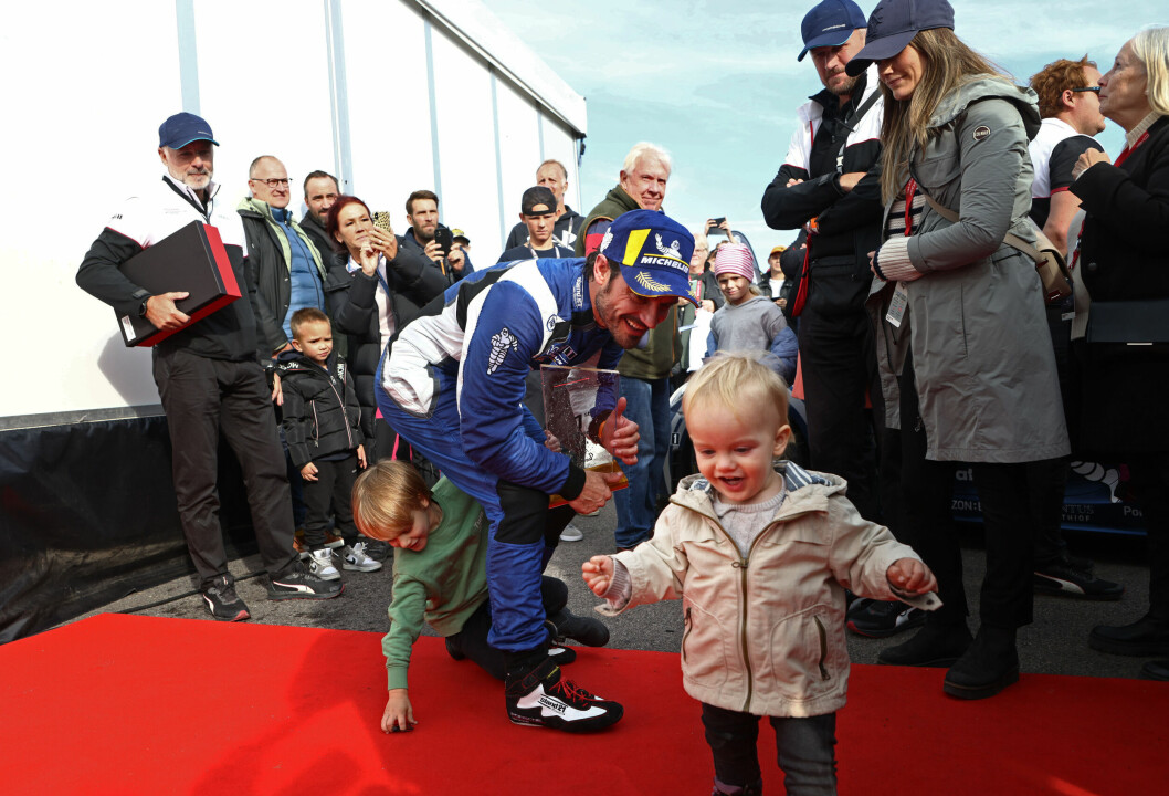 Prins Carl Philip, prinsessan Sofia och barnen prins Julian och prins Gabriel busar
