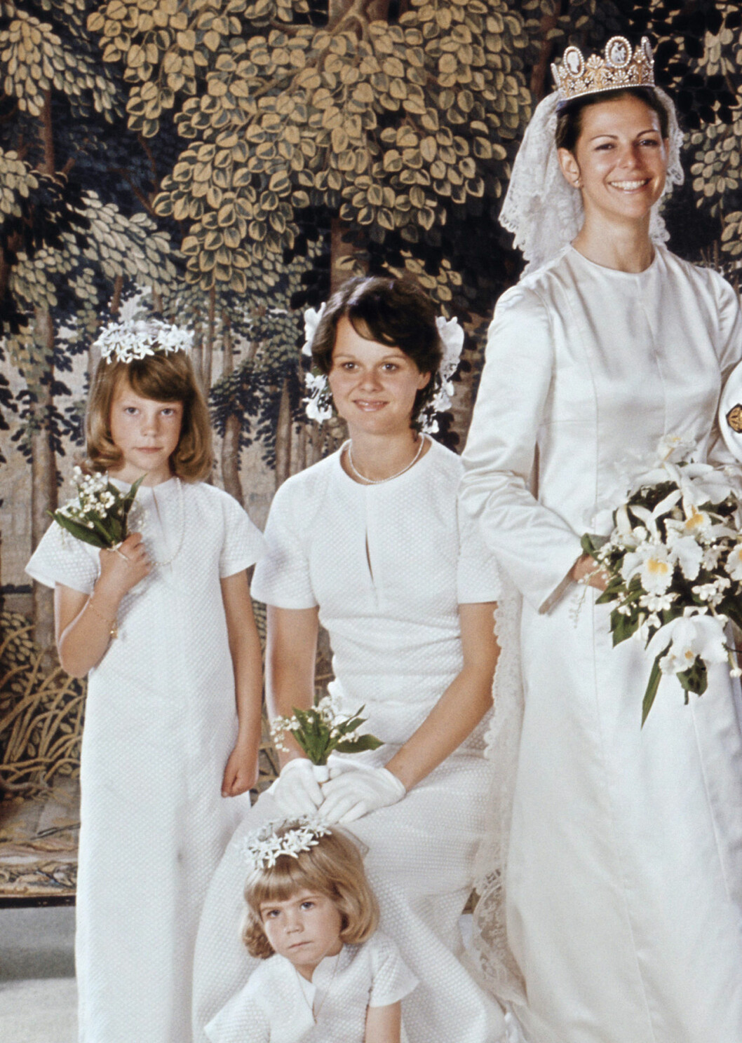 Tärnan Carmita hade vita orkidéer i håret, samma blomma som drottning Silvia hade i sin brudbukett. På bilden ser du även två av näbbarna: Hélène Silfverschiöld (dotter till prinsessan Désirée) och lilla Amelie Middelschulte. Drottning Silvia som brud 1976 med sin tärna Carmita Sommerlath och två av brudnäbbarna: Hélène Silfverschiöld och Amelie Middelschulte.