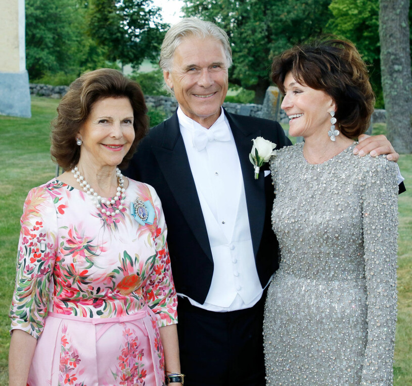 De nyblivna morföräldrarna Carola och Fredrik Gottlieb med drottning Silvia.