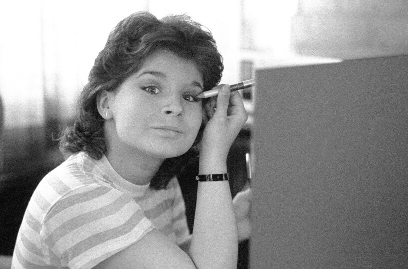Carola har underhållit i hela 40 år. Carola Häggkvist 16 år gammal som sminkar sig