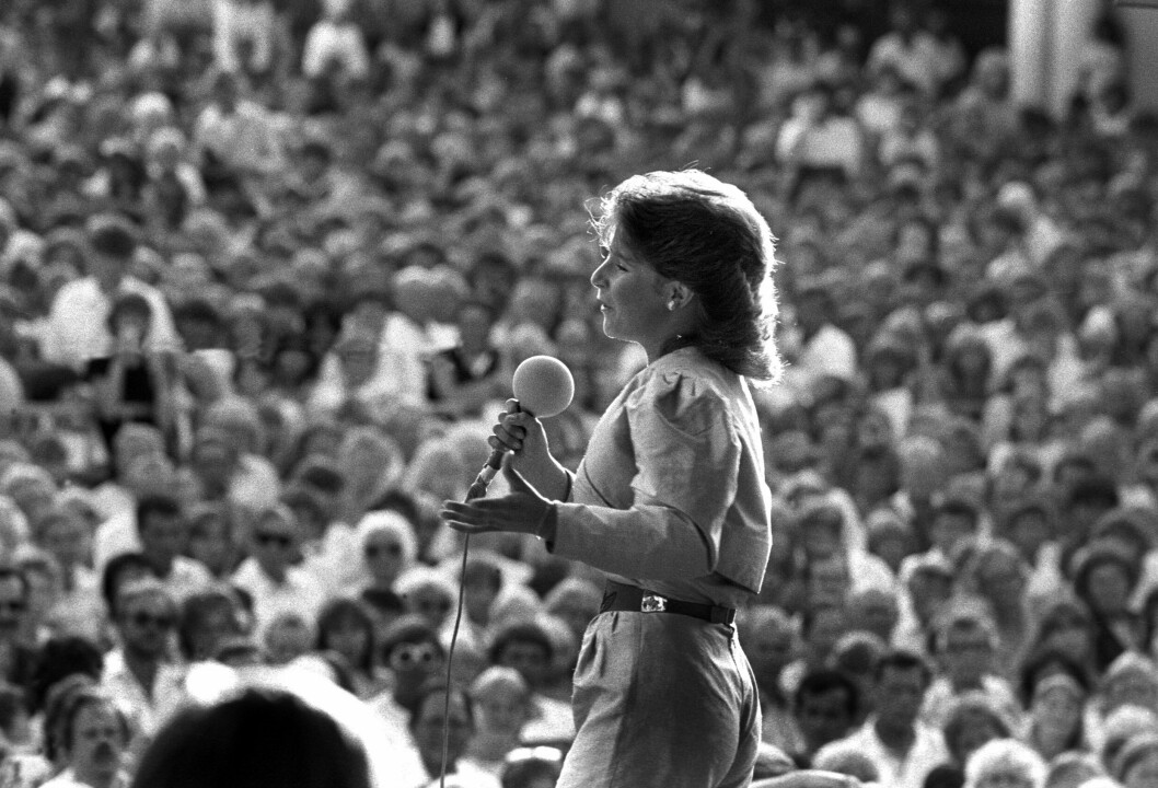 Carola 1983 16 år gammal på scen framför en fullsatt publik i Göteborg