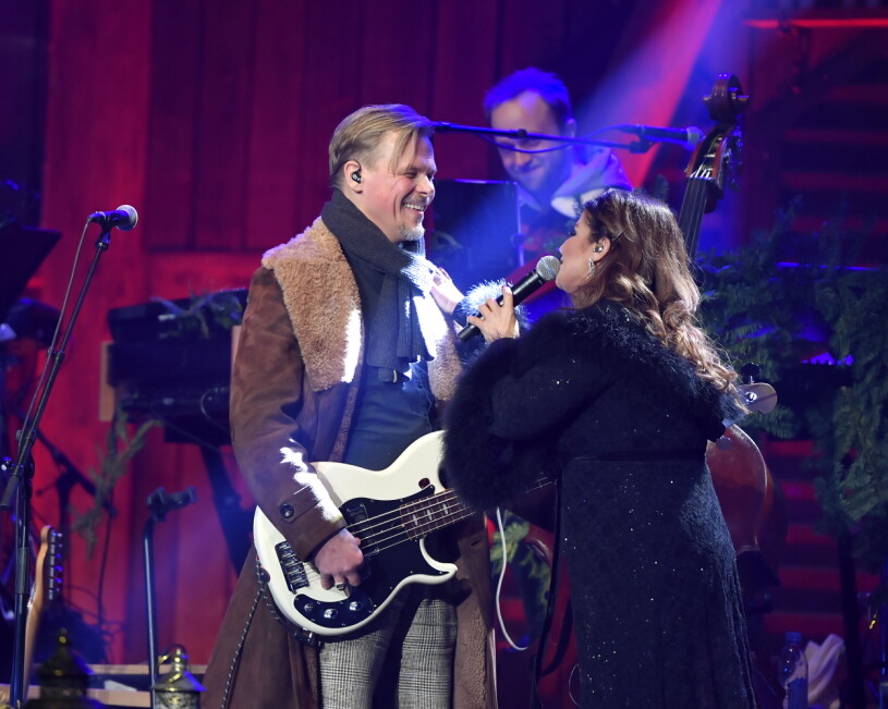 ...och kollegor! Carola Häggkvist sjunger på scen med sin dåvarande pojkvän Jimmy Källqvist som spelar bas på scen