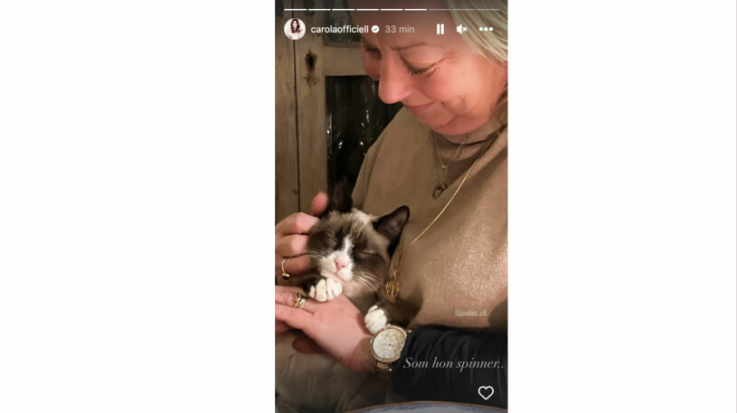 Carola Häggkvist visar upp en vän som myser med en av artistens katter