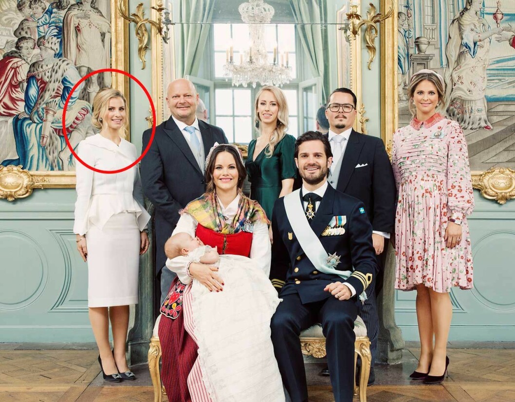 Carolina på sin gudson prins Gabriels dop, tillsammans med de andra faddrarna Thomas Sommerlath, Sara Hellqvist, Oscar Kylberg och prinsessan Madeleine. Carolina Pihl på sin gudson prins Gabriels dop, tillsammans med de andra faddrarna Thomas Sommerlath, Sara Hellqvist, Oscar Kylberg och prinsessan Madeleine.