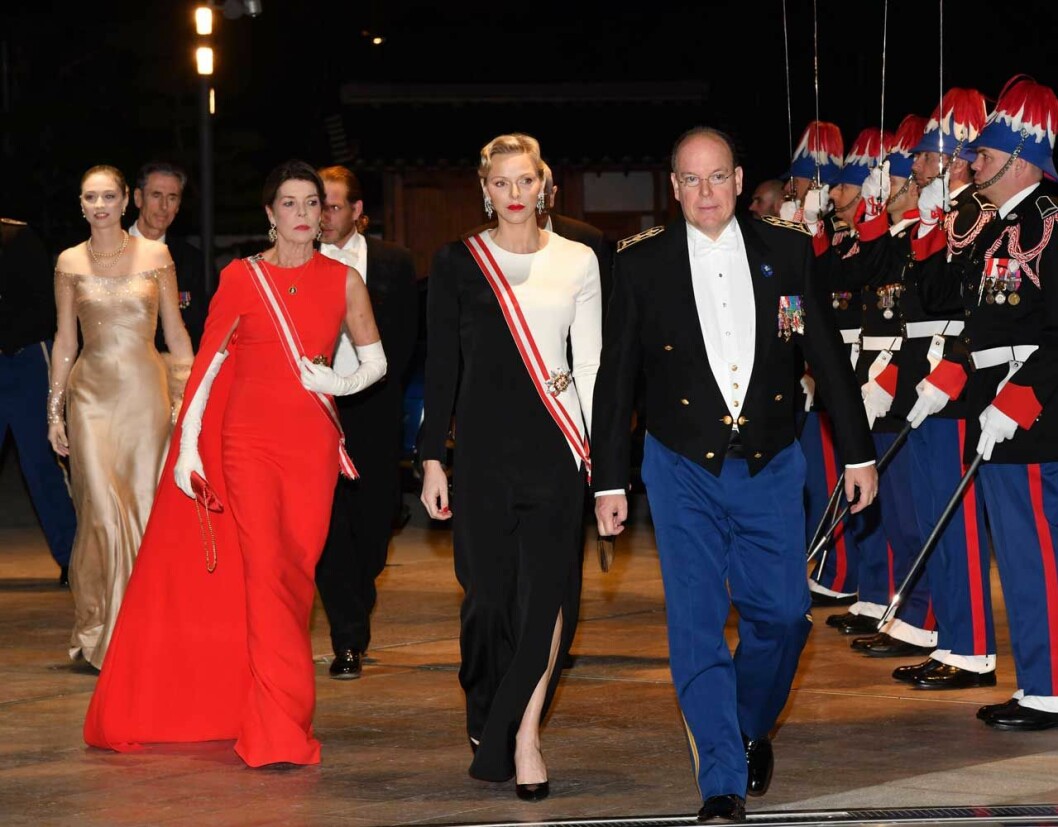 Furst Albert och furstinnan Charlene med prinsessan Caroline i släptåg. Furst Albert och furstinnan Charlene av Monaco med prinsessan Caroline i släptåg.