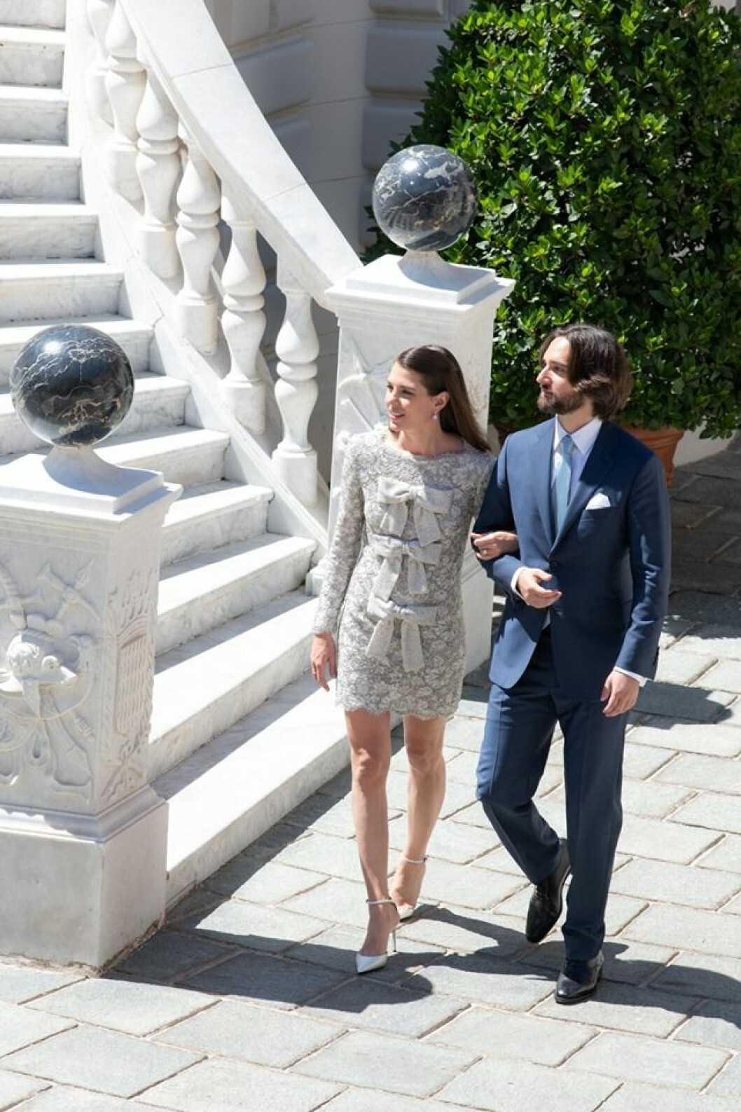 Charlotte Casiraghis brudklänning vid den borgerliga ceremonien i juni – spets signerad Saint Laurent. Charlotte Casiraghis brudklänning