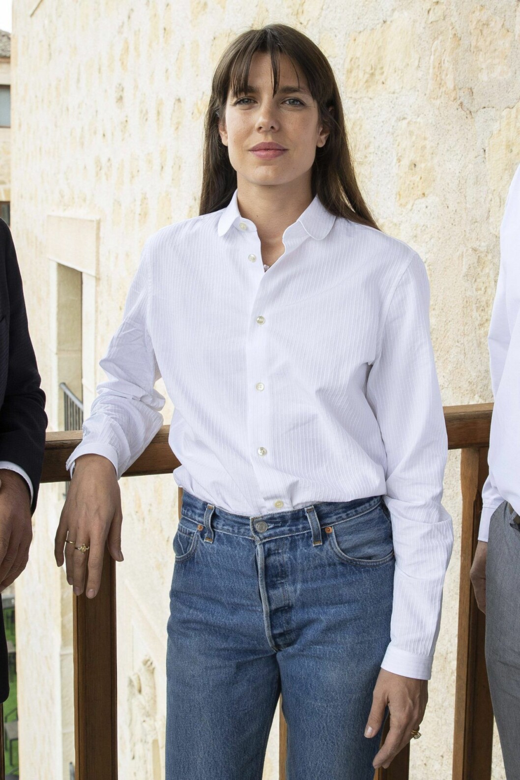 Charlotte Casiraghi i vit skjorta och jeans. Charlotte Casiraghi