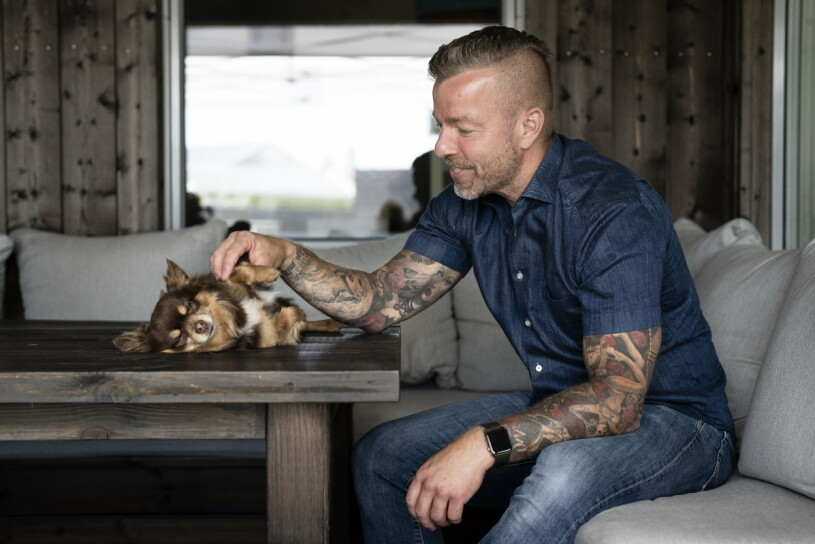 Casper gosar med chihuahuan Rambo. Casper Janebrink som klappar på hunden Rambo