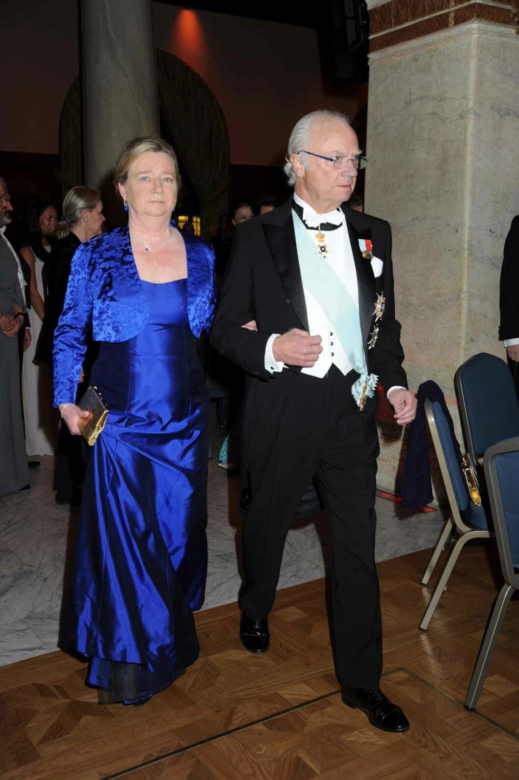 Catharina Gyllencreutz och kungen går till bords. Catharina Gyllencreutz och kungen går till bords.