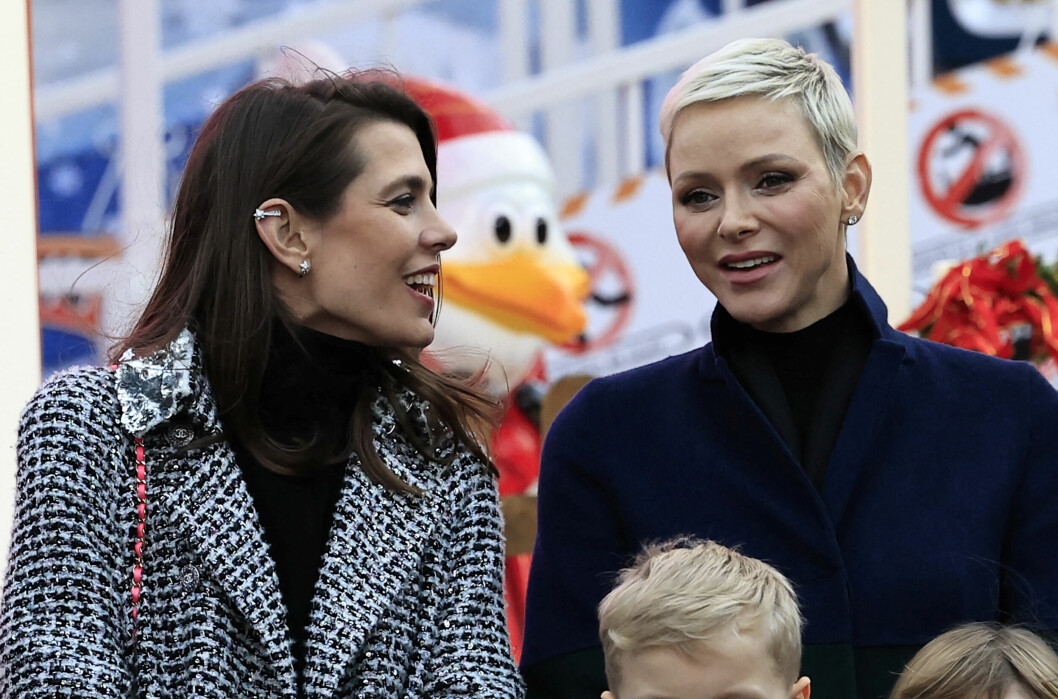 Charlotte och Charlene har en fin vänskap. Charlotte Casiraghi och furstinnan Charlene som ler