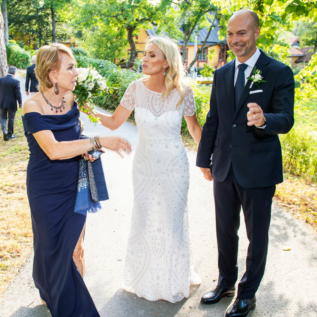 Brudparet med Cedrics mamma, som flugit in från Schweiz. Andrea Brodin och Cedric Notz med Cedrics mamma, som flugit in från Schweiz.