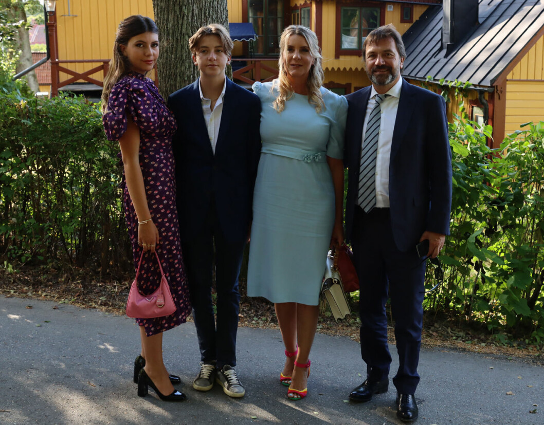 Brudgummen Cedrics syster Clarina med sin man Jean-Christophe Hocke, som är advokat, och deras barn Gisele och Balthazar. Cedrics syster Clarina med sin man Jean-Christophe Hocke, som är advokat, och deras barn Gisele och Balthazar.