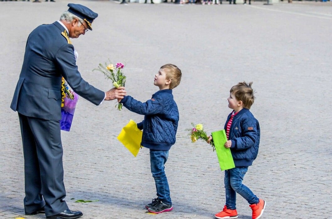 Buketterna brukar alltid vara mycket välkramade. Två barn gratulerar kungen på födelsedagen..