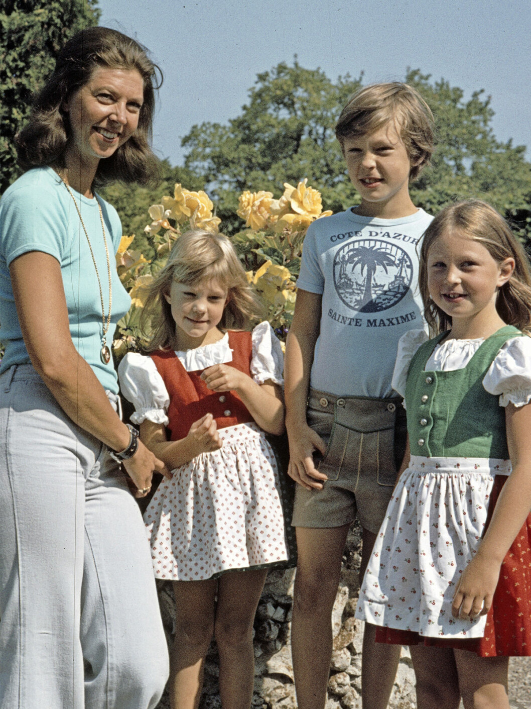 friherre Niclas Silfverschiöld 1964 och fick tre barn Carl Silfverschiöld, Christina De Geer, Hélène Silfverschiöld.