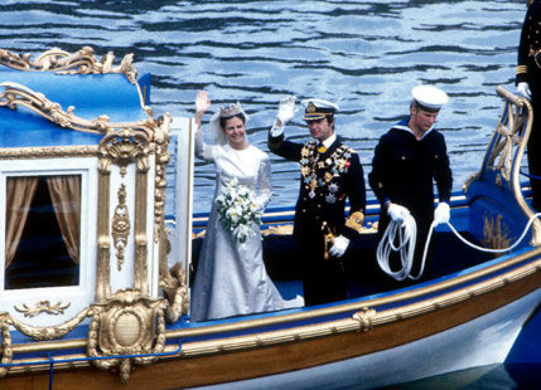 Drottning Silvia och den svenske kungen på båtfärd.