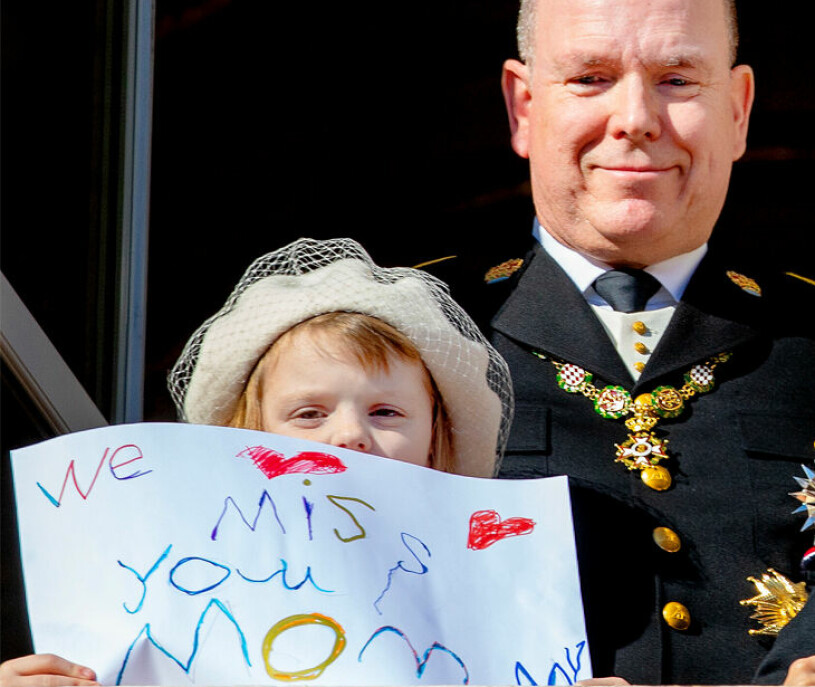 ”Vi saknar dig mamma.” Prinsessan Gabriellas hjärtskärande hälsning från slottsbalkongen när Monaco firade sin nationaldag. Prinsessan Gabriella Furst Albert Monacos nationaldag 2021
