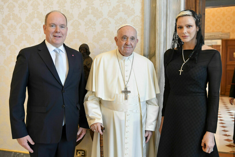 Charlene är en av endast sju kvinnor som har rätt att klä sig i vitt när de träffar påven, ändå valde hon att bära svart vid tillfället. Furst Albert, påven och furstinnan Charlene