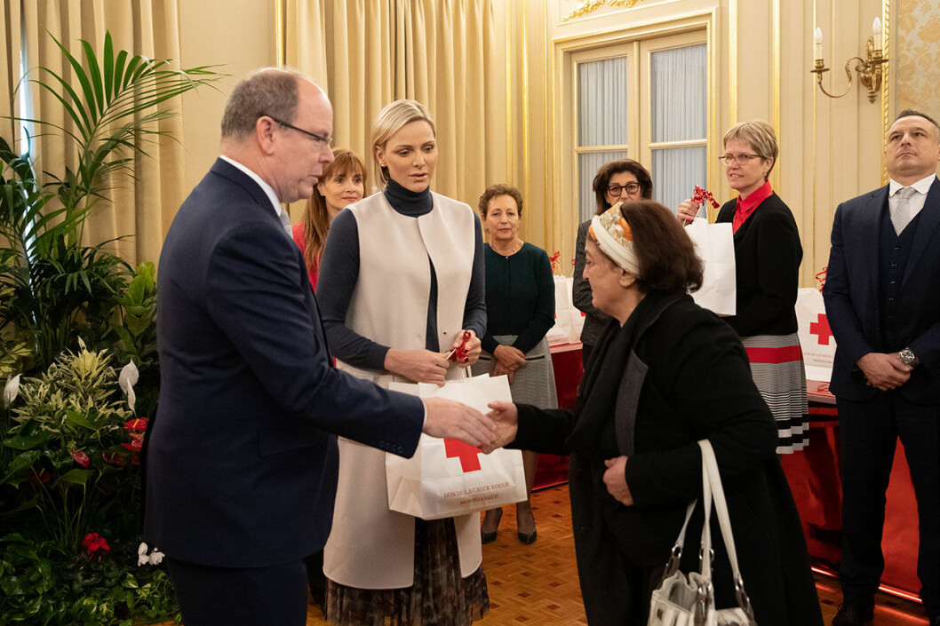 Charlene och Albert var med och delade ut gåvor till Monacos äldre. Charlene och Albert