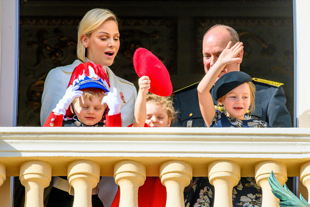 Ojojoj! Prinsessan Gabriella höll nästan på att tappa sin basker över räcket under nationaldagsfirandet! Charlene