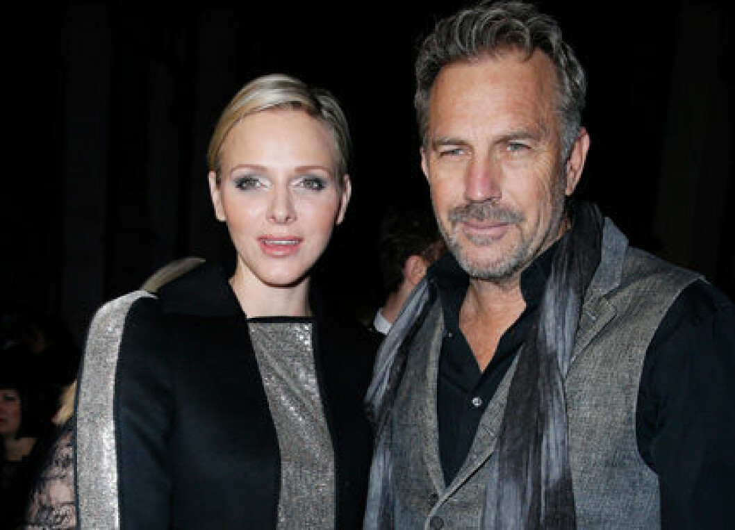Kevin Costner och furstinnan Charlene som besökte bland annat Versaces visning