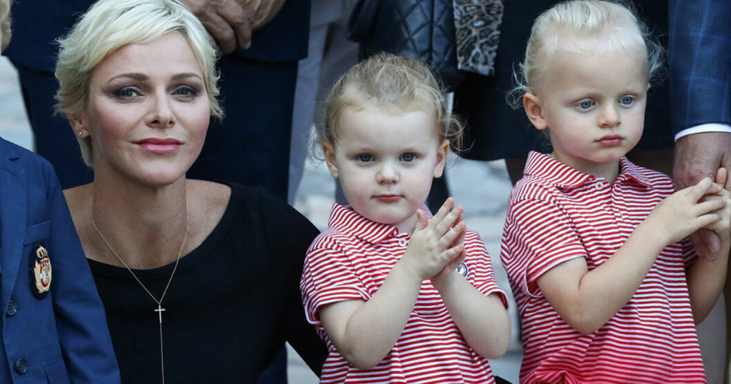 Jacques och Gabriella likdana, randiga plagg istället för folkdräkt.