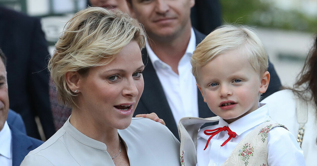 Charlene och prins Jaques i traditionsenlig folkdräkt