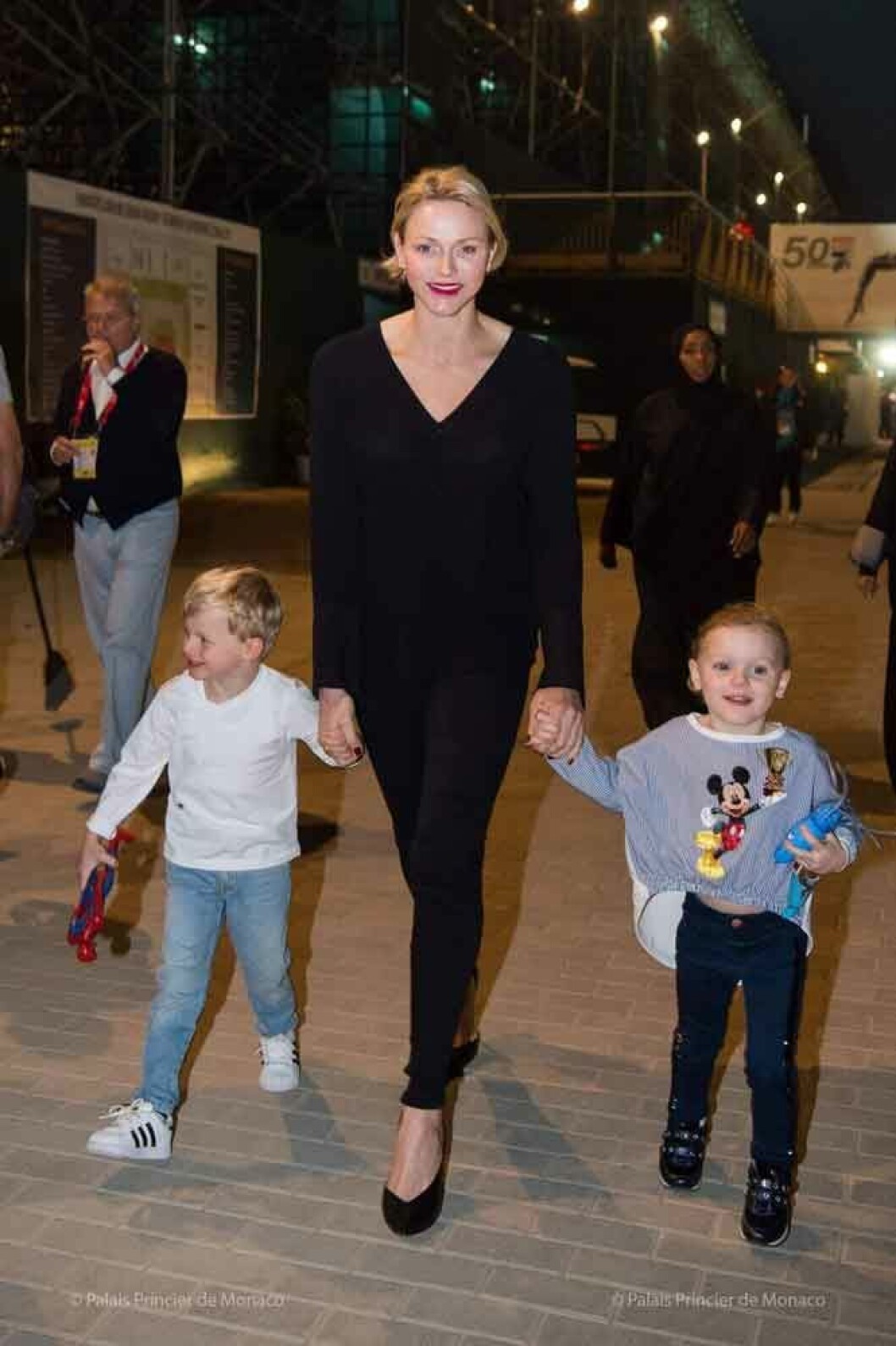 Tvillingarna med mamma Charlene på upptåg… Tvillingarna med mamma Charlene på upptåg...