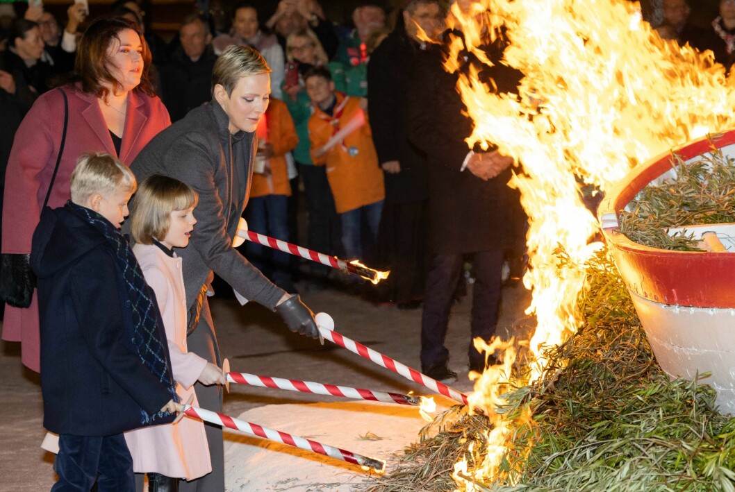 Furstinnan Charlene och tvillingarna prins Jacques och prinsessan Gabriella firar Sainte Devote i Monaco och tänder eld på en båt