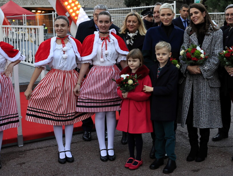 Tvillingarna har blivit så stora! Furstinnan Charlene, Charlotte Casiraghi, och tvillingarna prins Jacques och prinsessan Gabriella på invigning av ett julområde i Monaco