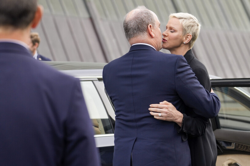 Ytterligare en bild på paret som väckte uppmärksamhet! Det tillhör inte vanligheterna överlag att kungligheter visar affektion öppet på det här viset. Furstinnan Charlene och furst Albert