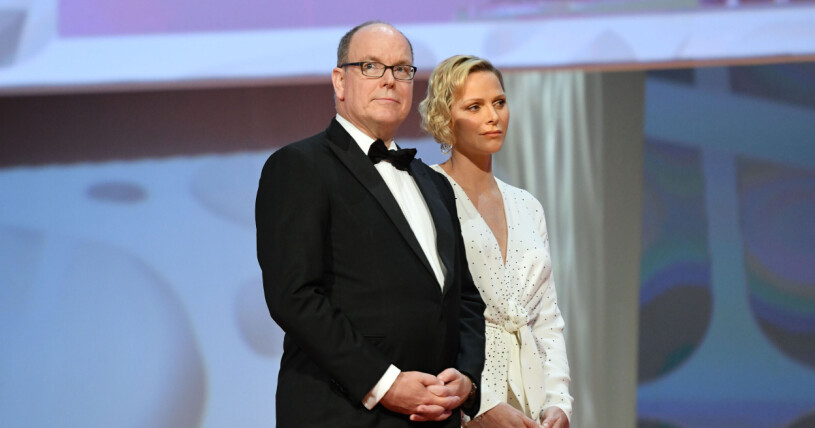 När paret 2019 dök upp på Monte Carlo TV Festival menar kroppsspråksexperten att det fanns en distans mellan paret. Furst Albert och furstinnan Charlene på scen på Monte Carlo TV Festival