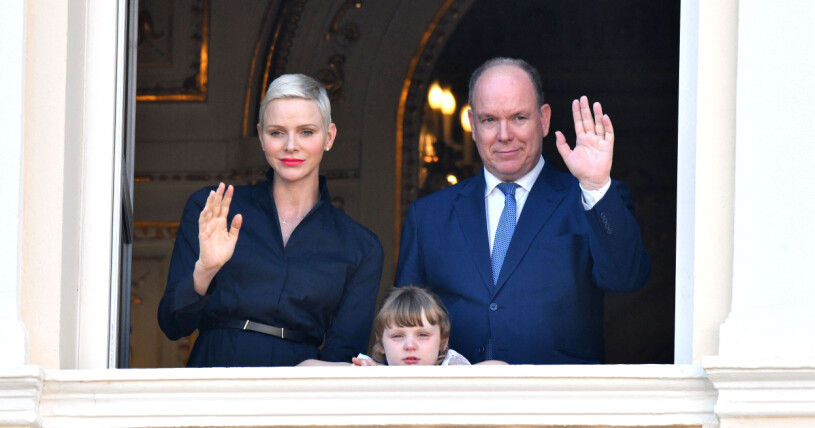 Fursteparet bjöd på svala leenden. I övrigt var det genomgående dystra miner. Furstinnan Charlene, prinsessan Gabriella och furst Albert