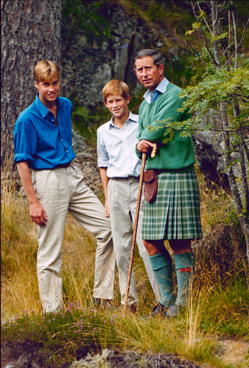 Sista bilden på prins William och prins Harry i balmoral som lyckliga. Bara minuter senare dog deras mamma Diana. charles harry och william 1997