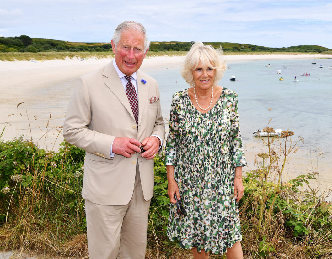 Charles och Camilla på en strand i Wales, och blåklinten är på plats. Prins Charles och Camilla på en strand i Wales.