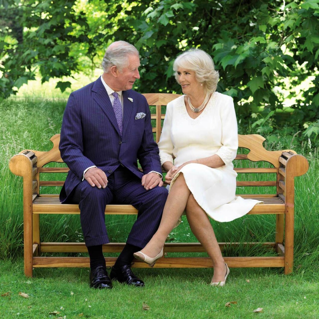 Han är perfektionist, och rätt petig med buxbommen. Camilla är mer bohemisk. Charles och Camilla i parken på sitt country house Highgrove.