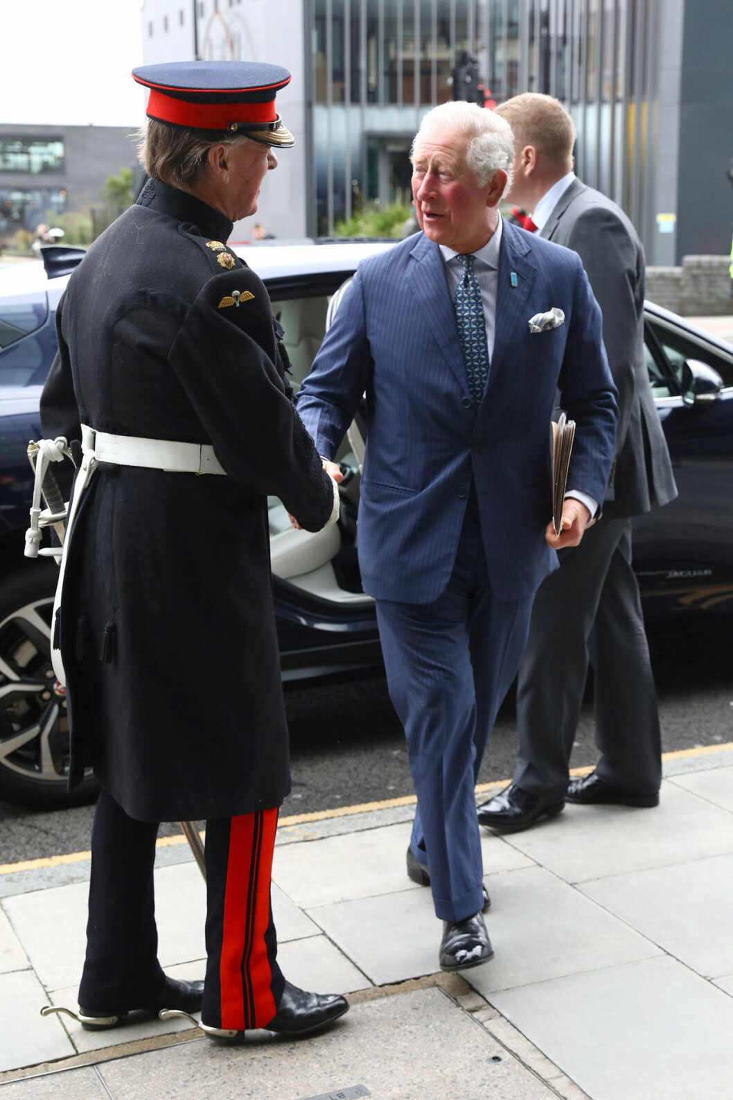 …och på vägen in glömde prins Charles bort att han inte skulle ta i hand. Prins Charles smittad av corona och sjuk i covid-19.