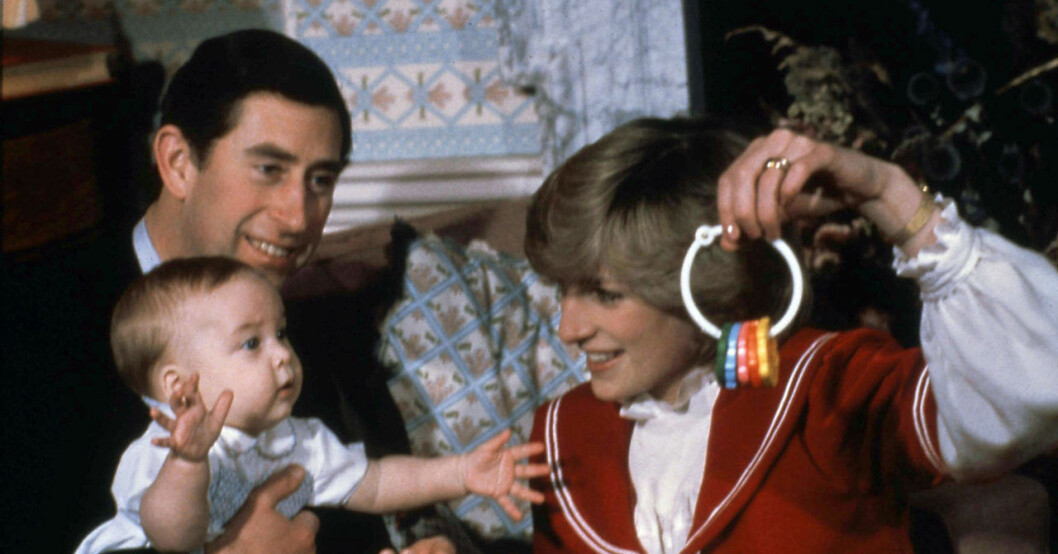 Prins Harry som liten bebis, mamma Diana och pappa Charles är i lektagen.