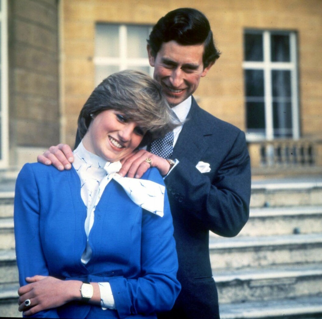 Diana och Charles vid förlovningen. Diana och Charles
