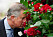 Prins Charles luktar på rosorna.