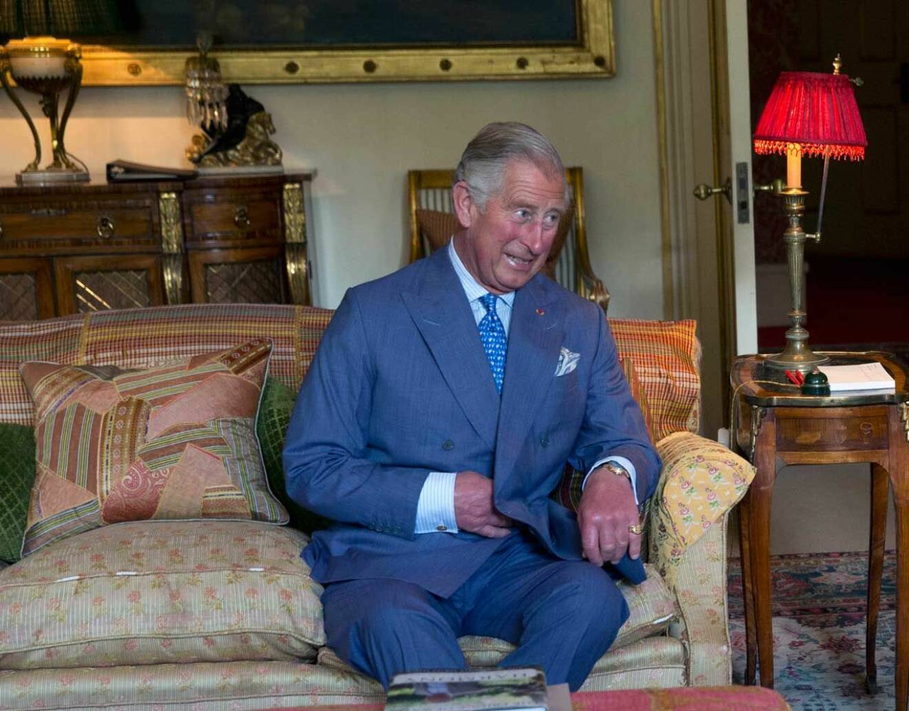 Prins Charles hemma i soffan på Clarence House i London.