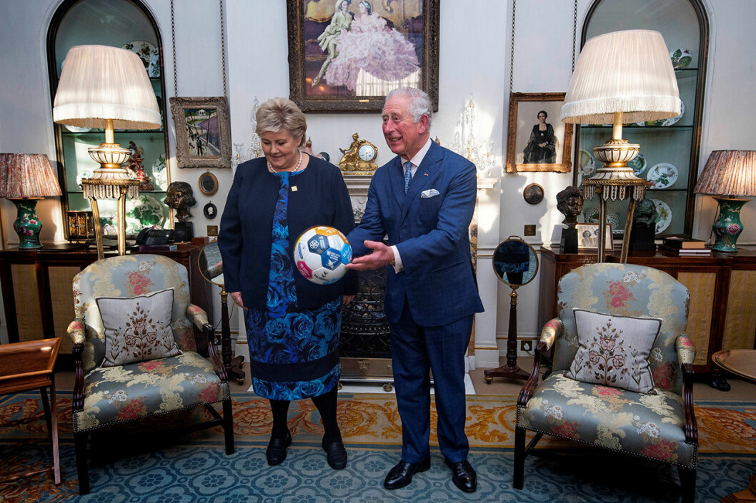 Det är inte särskilt ofta man ser en kunglighet kasta iväg en boll inne i ett slott, men prins Charles var redo i år! Prins Charles