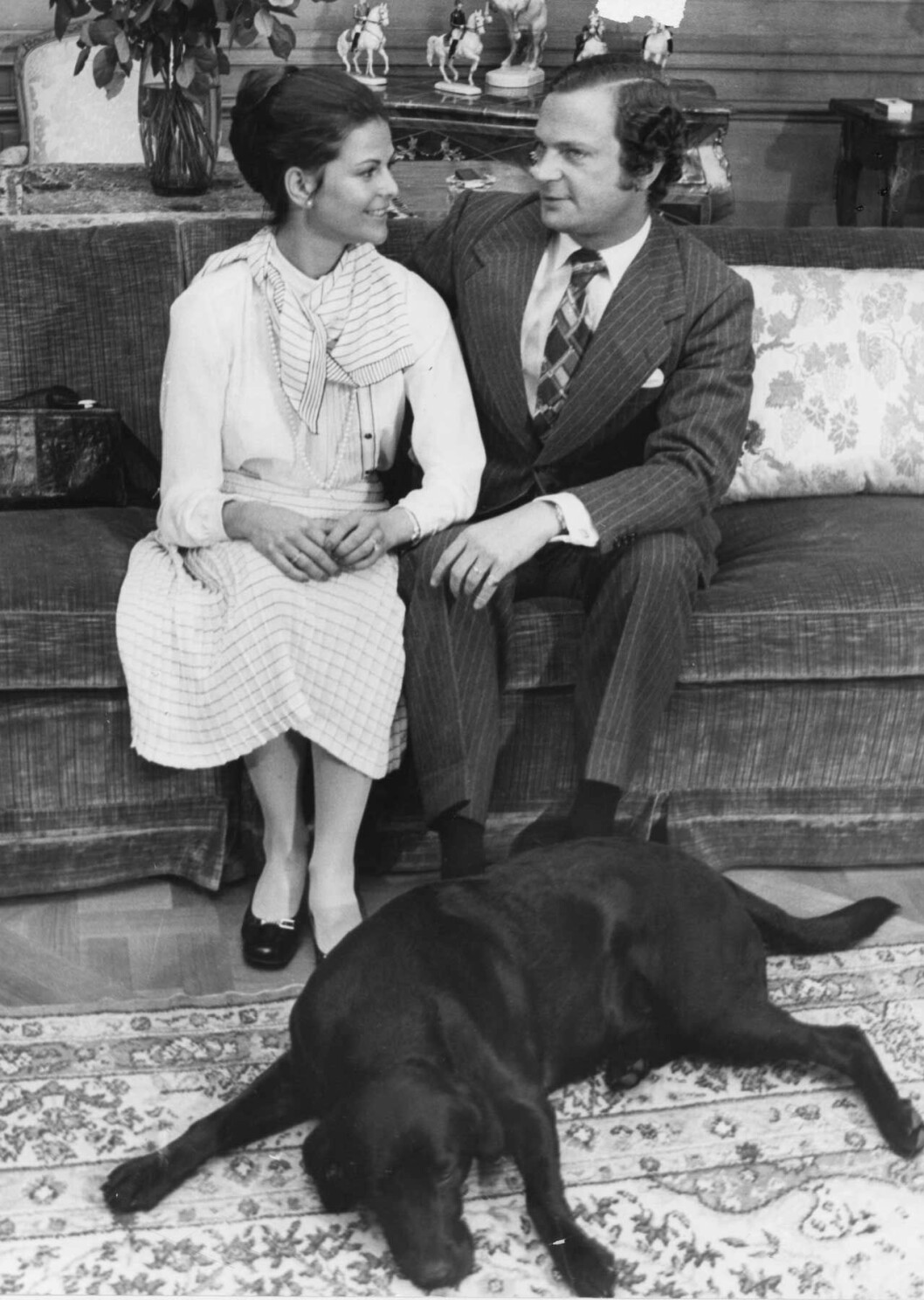 Charlie tog en lur mitt i förlovningsyran. Kungaparets labrador Charlie tog en lur mitt i förlovningsyran.