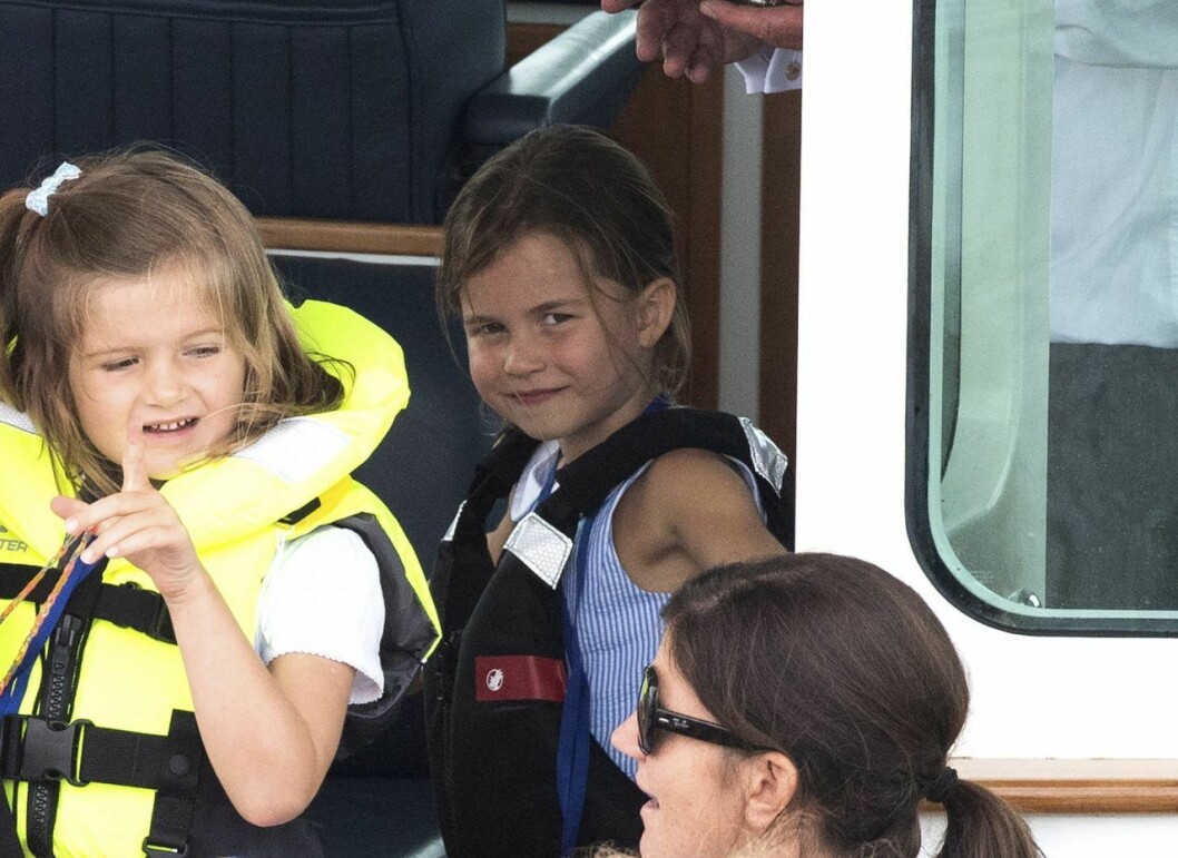Prinsessan Charlotte tittar fram bakom sin kompis. Prinsessan Charlotte tittar fram bakom sin kompis.