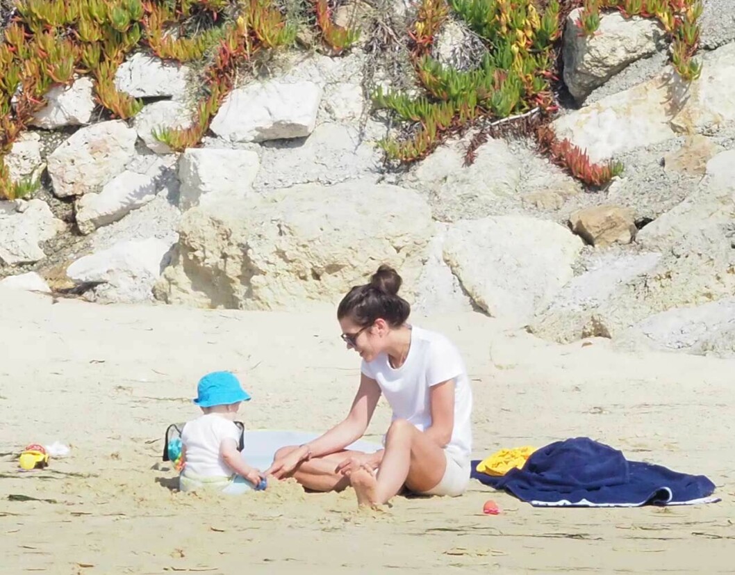 Charlotte Casiraghi med sin minsting. Charlotte Casiraghi med sin son Balthazar Rassam.